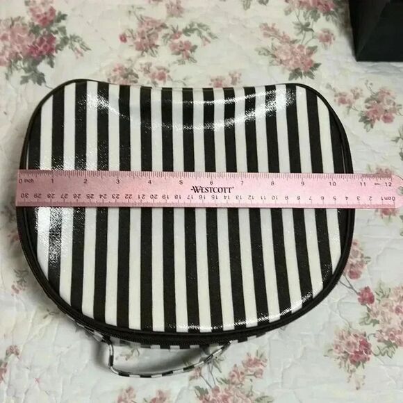 Henri Bendel, Centennial, straight make up case. - Picture 1 of 10